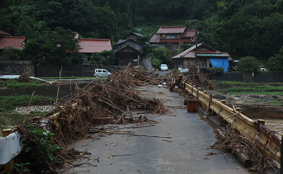 大水害で、蔵の1階部分が流され、廃業の危機に立つ。